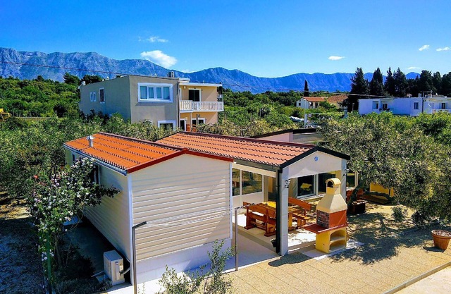 Manora Sucuraj pool guest house