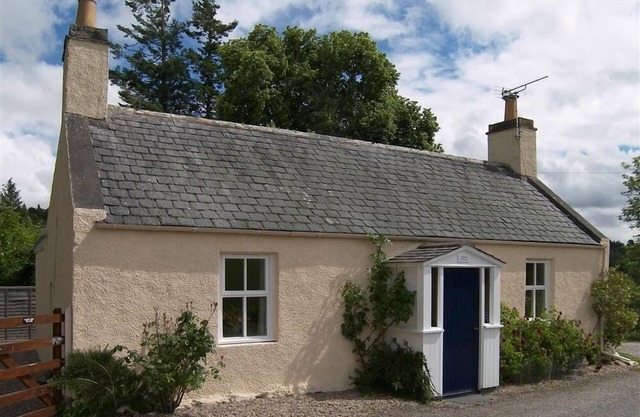 Manse Cottage - a cottage that sleeps 4 guests in 2 bedrooms
