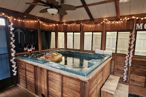 Maple House w-Private Jacuzzi Near IAH