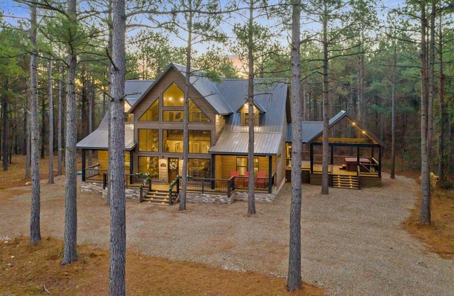 Maple Lodge.Modern Farmhouse Cabin with Rustic Charm