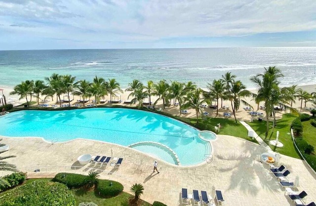 @Marbella Chic 2BR Apt. 5th floor Beach-Front