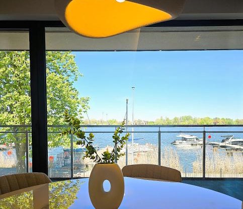Marina Ostróda IV - super widok na jezioro, 10 m do wody, taras i balkon, winda, klima, garaż