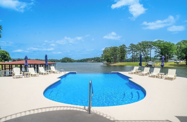 Marlin Houzz: Lake Estate with Infinity Pool!