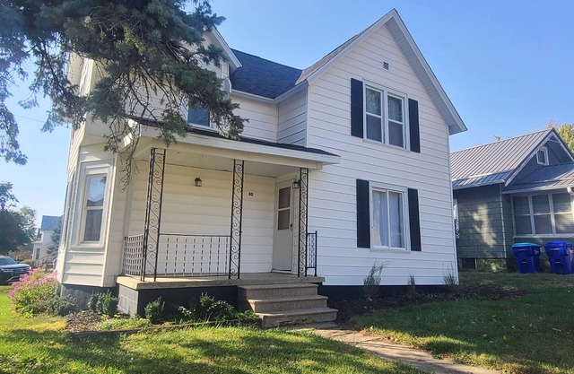 Marvelous 3-bedroom/1.5 bath house with WiFi, full kitchen Oelwein