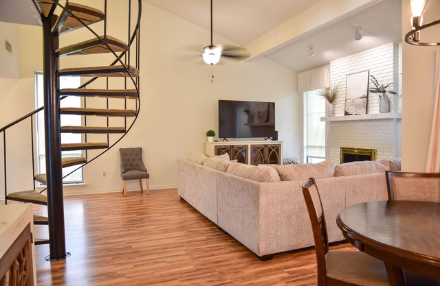 Marvelous 3-bedroom condo in gated country club