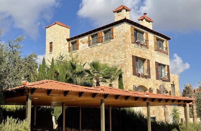 Marvelous 4-bedroom villa in Amman with WiFi, AC , Swimming Pool, Outdoor HotTub