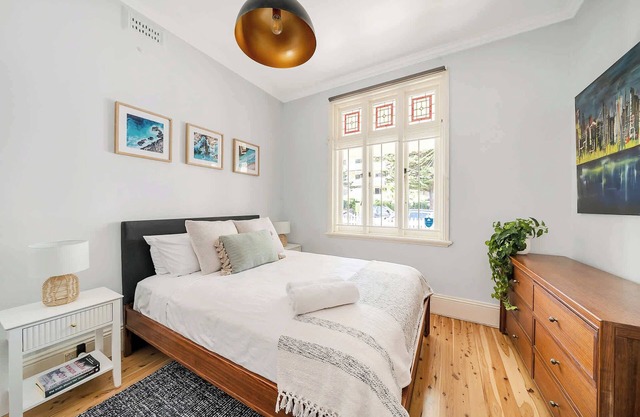 Marvelous Manly Home moments from the Beach - NEW