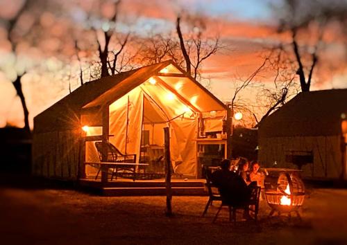 Marvelous Nature Escape: Luxurious Safari Tent on the San Marcos River near Kingsbury, Texas