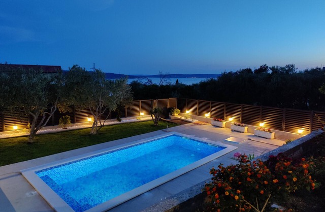 Mary - Spacious apartment + private pool, garden