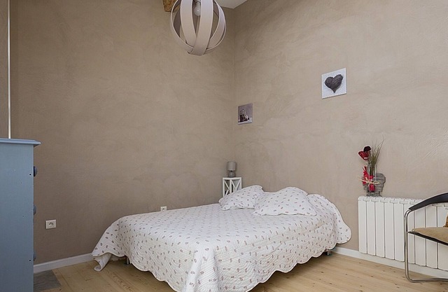 Mas de Guilhaumon "hamlet side"