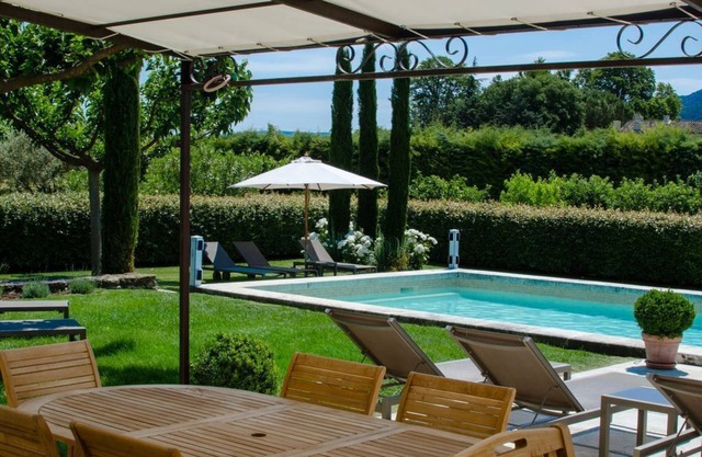 Mas des Oliviers - in the heart of the Luberon, for 12-14