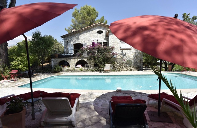 Mas provençal swimming pool and large garden