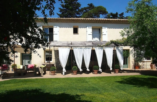 Mas up to 16 people with swimming pool, quiet 6 km from the sea