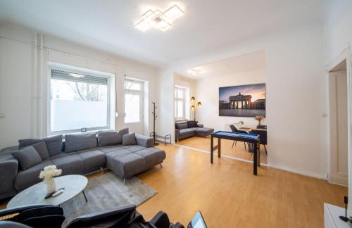 Massagesessel, King-Sized Bed, Billardtisch, 2 Couches