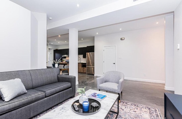 Massive 3 bedroom apartment in the hearth of Le Plateau by DenStays