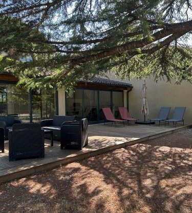 Mazet des Cèdres au pied de la colline