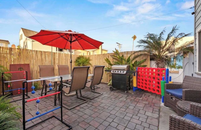 MB Rooftop Deck and BBQ Patio House + 2 parking!
