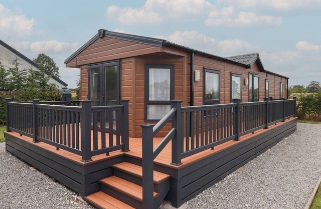 MEADOWS PARK 5, family friendly, with hot tub in Hornsea