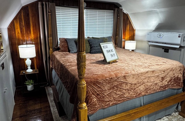 Meadowview Guest House -Couple's Hot Tub Getaway-1 Bedroom Studio