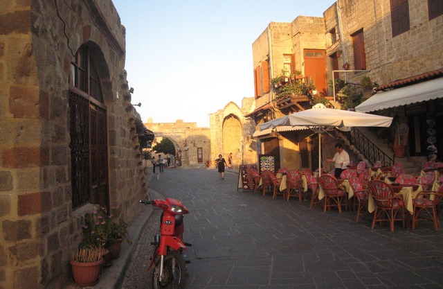 Medieval city house with roof top terrace sea view -close to the beach