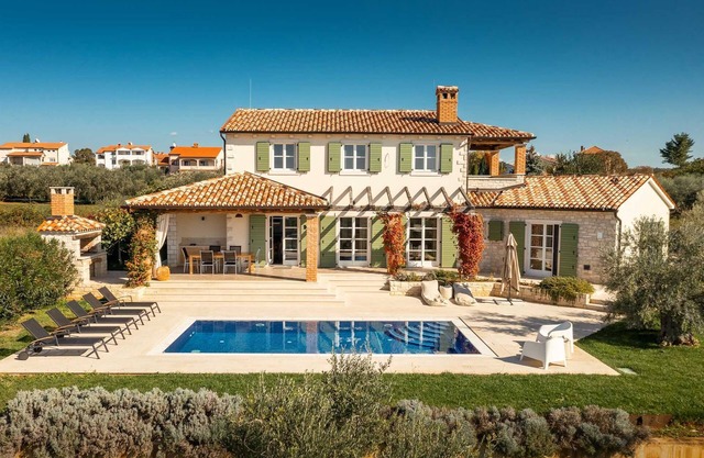 MEDITERANIAN VILLA SIROK WITH POOL AND SAUNA