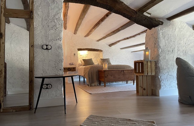 Mediterranean country house, total nature and close to the beach. We speak German.