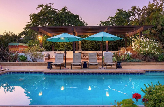 Mediterranean Retreat, Walking Distance to Town