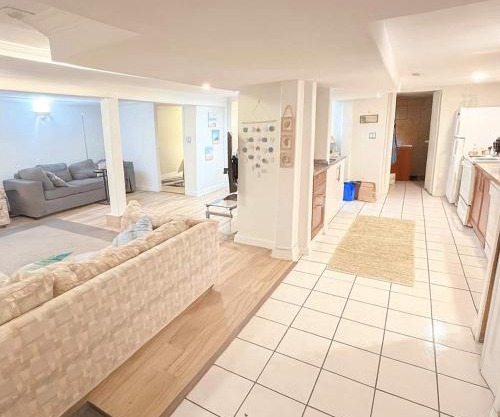 Melrose Place Poolside Hideaway Basement Suite Sleeps 6 plus