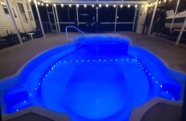 MERMAID MANOR heated POOL! Waterfront, BOAT DOCK, KAYAKS, paddle Weeki Wachee