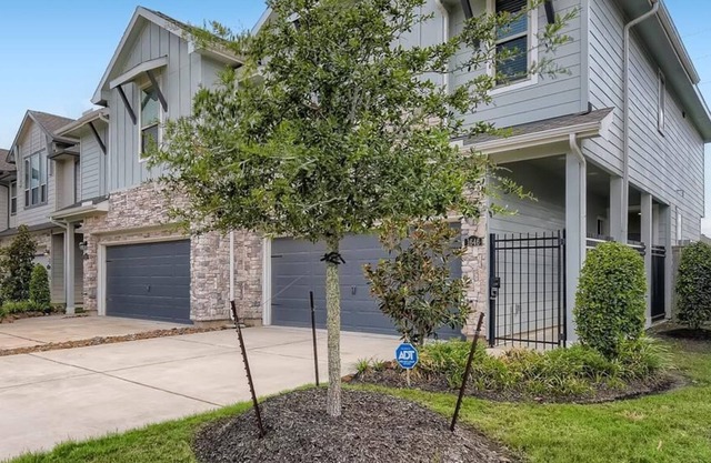 Meticulously-maintained 3-BR Townhouse w/ Backyard ~ Double-Story!