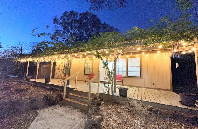 Miblala’s Charming 3-bedroom farmhouse with WiFi, AC in tranquil Huffman