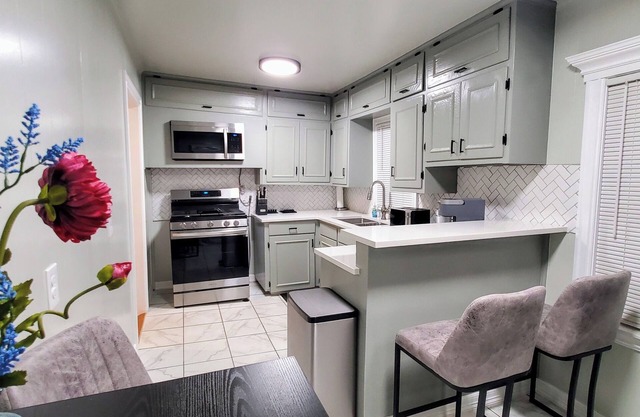 Michael's Yorktown Villa, Spacious 4bedr home 6 min from Downtown Tulsa, King Bd