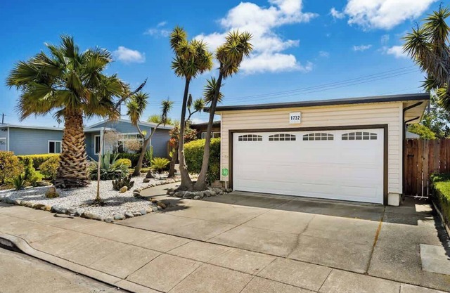 Mid Century Garden View Home Parking