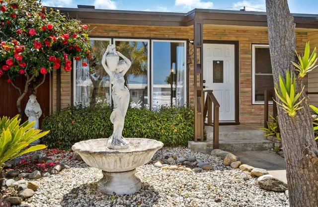 Mid Century Garden View Home Parking