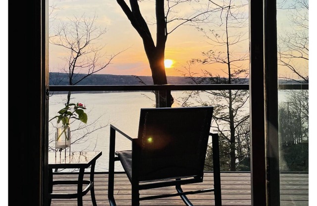 Mid-Century modern Lakeview Stay