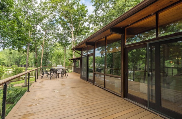 Mid-Century Vibe: Serene Lakefront Oasis