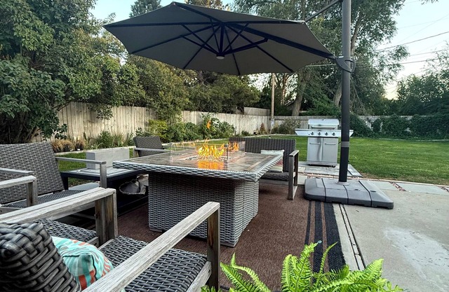 MidCentury Modern Oasis, SE Boise, Golf Putting green,enclosed trampoline, goal!