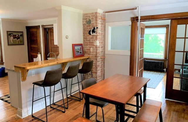 Middlebury Home with Sunset views!