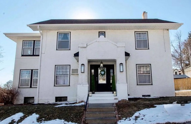 Midtown Mansion - Close to Blackstone, Midtown, Old Market, CHI, Zoo and more!