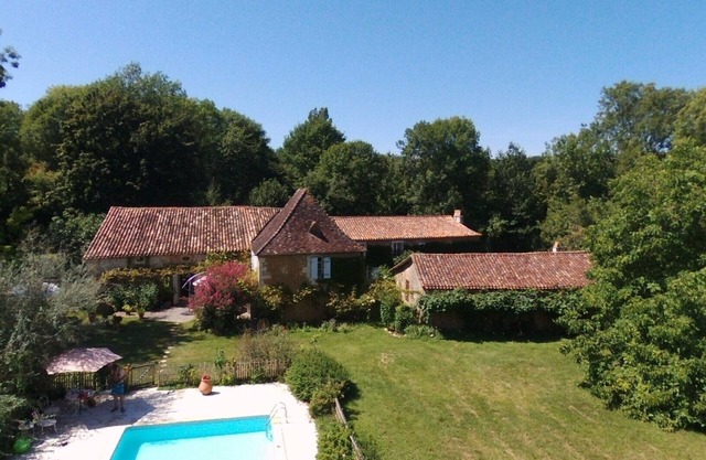 MIGAYX, large Perigourdine farmhouse with swimming pool between Périgueux and Bergerac.