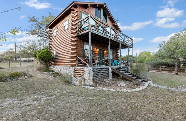 Mighty Oak Log Cabin - Authentic log cabin - Short drive to downtown