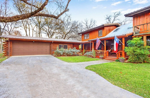 Mill Race Lodge I Waterfront, Pool, Wimberley