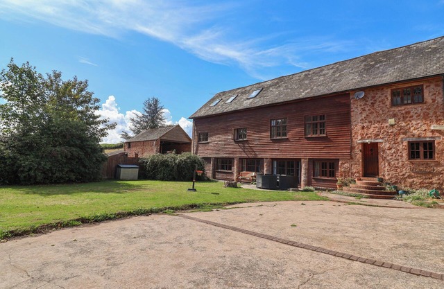 MILLBARN, pet friendly, country holiday cottage in Crowcombe