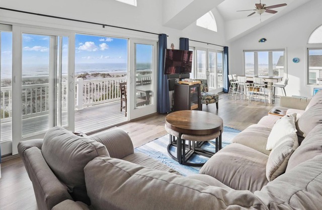 Million Dollar BeachFront 182 Five Star, book Nov/Dec dates now good value