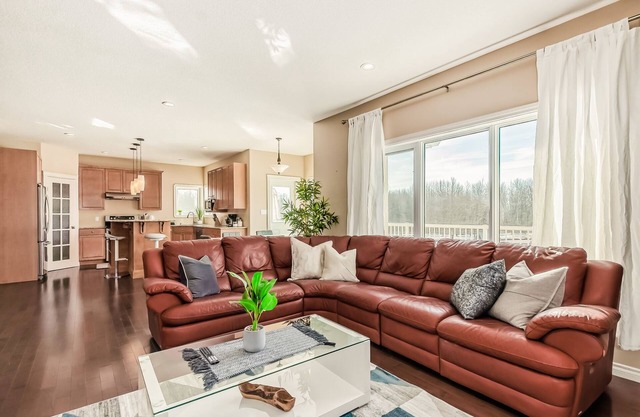 Million Dollar Golf Course Home/Henday/Whitemud/WEM/Acheson-Long Stay Discount!
