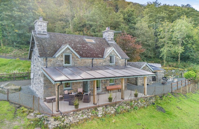 Minffordd - Two Bedroom House, Sleeps 4