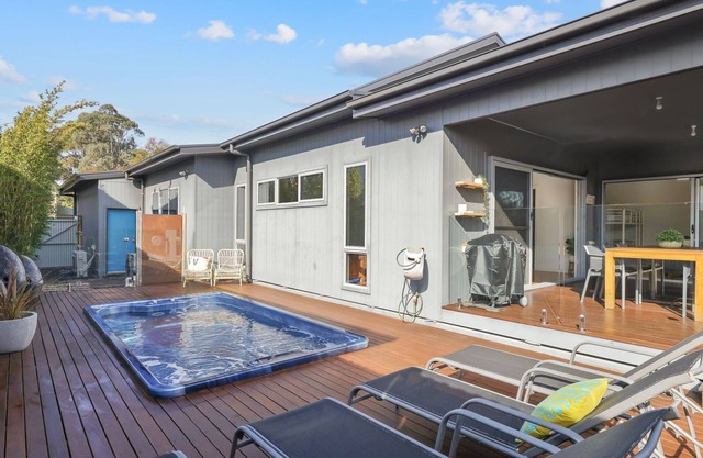 Mingalar in Central Cowes