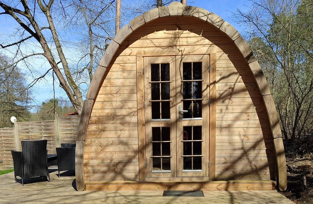 Mini hotel by the lake in the Mecklenburg Lake District, sleeping barrel