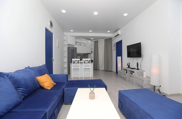 Minimalist Blue Belinski 8