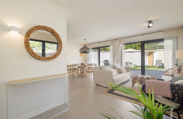 Minimalist villa, with pool and BBQ, to two minutes' walk from Costabella beach